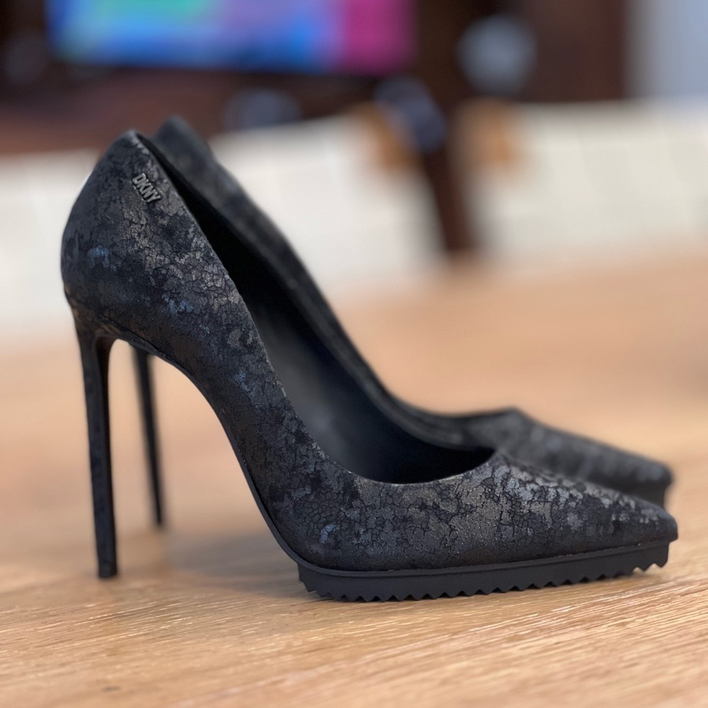 Dkny  Carisa Pointed Toe Pump, size 6.5 , NEW.